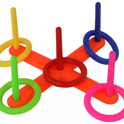 Arkadinio žaidimo spalvingi lankai metami į taikinį