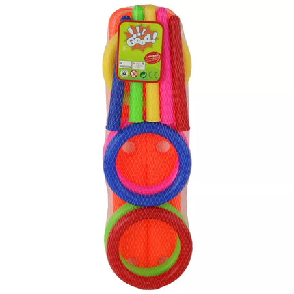 Arkadinio žaidimo spalvingi lankai metami į taikinį