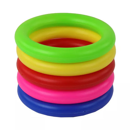 Arkadinio žaidimo spalvingi lankai metami į taikinį