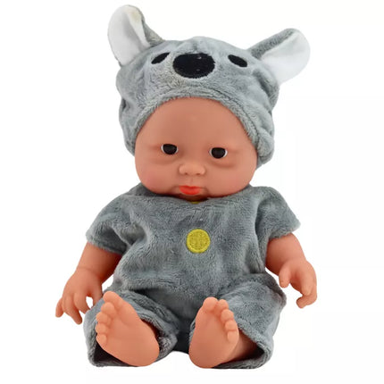 Maža lėlytė, pilki drabužiai, kepurė su koalos atvaizdu