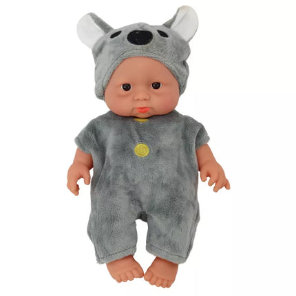 Maža lėlytė, pilki drabužiai, kepurė su koalos atvaizdu