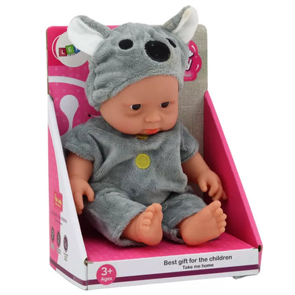 Maža lėlytė, pilki drabužiai, kepurė su koalos atvaizdu