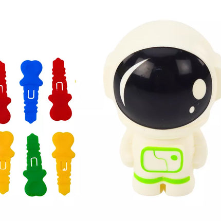 Arkadinio žaidimo kosmonautas šoka iš kosminės raketos