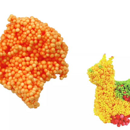 Purūs putplasčio kamuoliukai oranžiniame puodelyje