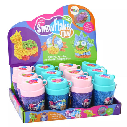 Minkšti putplasčio kamuoliukai mėlyname puodelyje