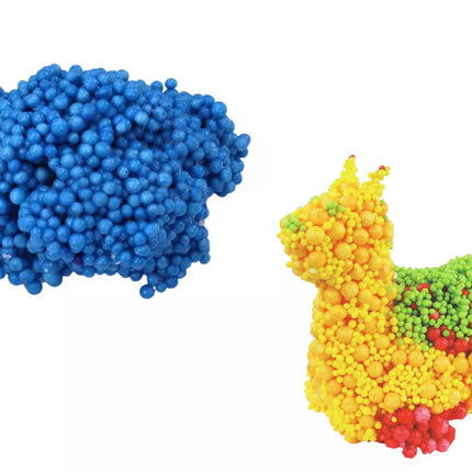 Minkšti putplasčio kamuoliukai mėlyname puodelyje