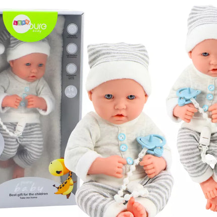 Lėlė su baltais ir pilkais dryžuotais drabužiais, kepure, čiulptuku, antklode