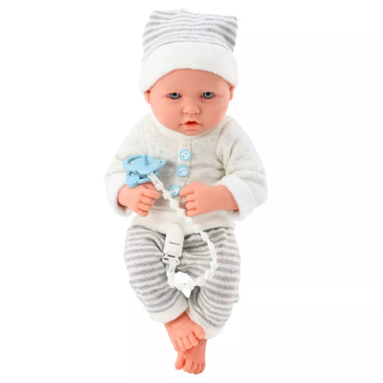 Lėlė su baltais ir pilkais dryžuotais drabužiais, kepure, čiulptuku, antklode