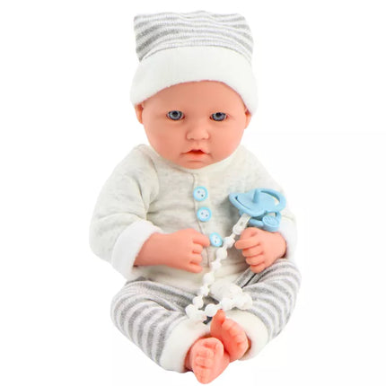 Lėlė su baltais ir pilkais dryžuotais drabužiais, kepure, čiulptuku, antklode