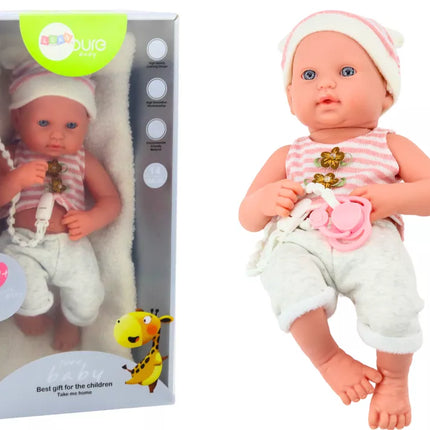 Lėlė su baltais ir rožiniais drabužiais, kepure, čiulptuku ir antklode