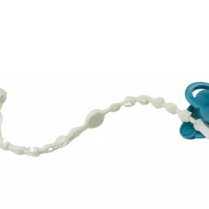 Lėlė su baltais ir pilkais drabužiais, kepure, čiulptuku ir antklode