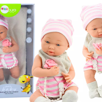 Lėlytė su baltais ir rožiniais drabužėliais, kepuryte, čiulptuku, seilinuku, antklode