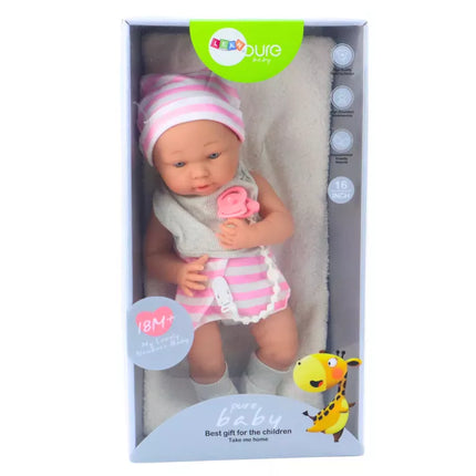 Lėlytė su baltais ir rožiniais drabužėliais, kepuryte, čiulptuku, seilinuku, antklode