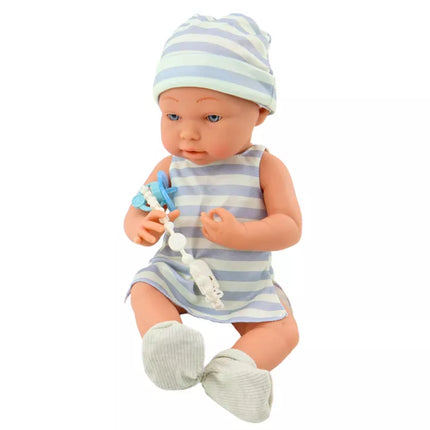 Lėlytė su mėlynais ir baltais drabužėliais, kepurėle, čiulptuku, seilinuku, antklode