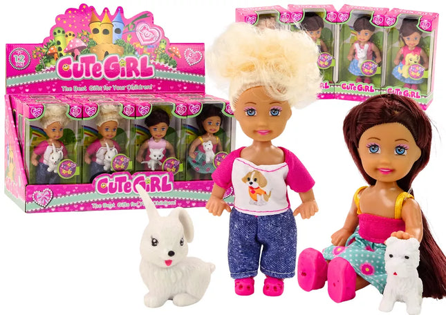 Miniatiūrinė lėlė ilgais plaukais, spalvingi drabužiai su gyvūnų motyvais