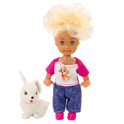 Miniatiūrinė lėlė ilgais plaukais, spalvingi drabužiai su gyvūnų motyvais