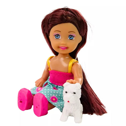 Miniatiūrinė lėlė ilgais plaukais, spalvingi drabužiai su gyvūnų motyvais