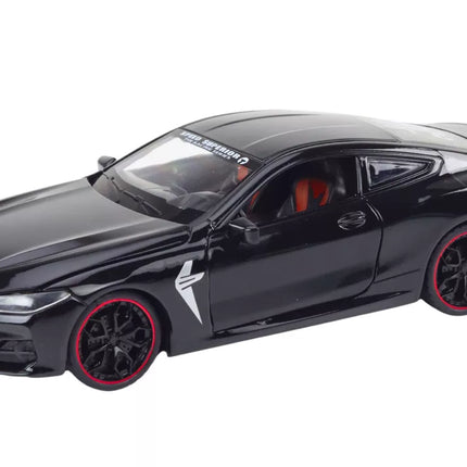 Juodas metalinis sportinio automobilio modelis su trinties pavara ir atidaromomis dalimis, 1:24