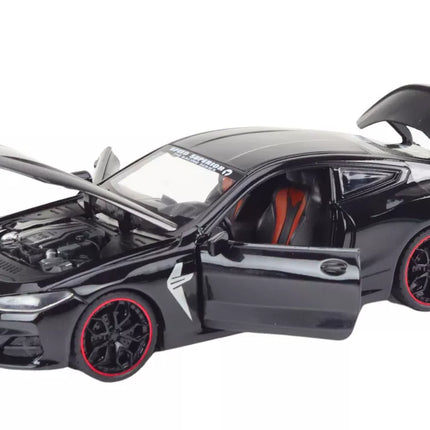 Juodas metalinis sportinio automobilio modelis su trinties pavara ir atidaromomis dalimis, 1:24