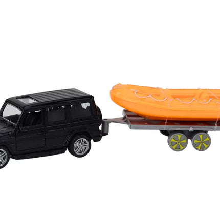 Juodas visureigis su priekaba ir oranžine valtimi