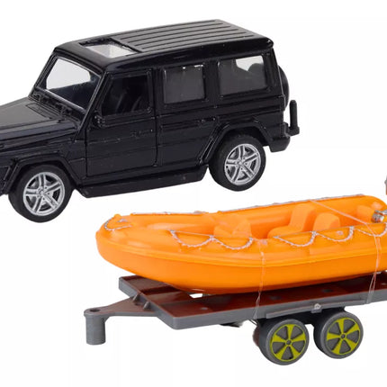 Juodas visureigis su priekaba ir oranžine valtimi