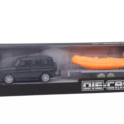 Juodas visureigis su priekaba ir oranžine valtimi