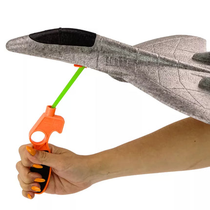 Polistireninio naikintuvo modelis su katapulta, pilkas