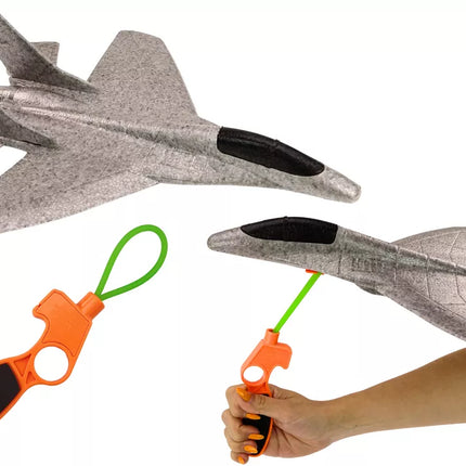 Polistireninio naikintuvo modelis su katapulta, pilkas