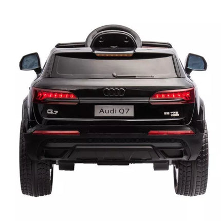 Juodas akumuliatorinis automobilis Audi Q7