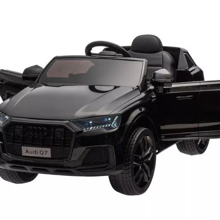 Juodas akumuliatorinis automobilis Audi Q7