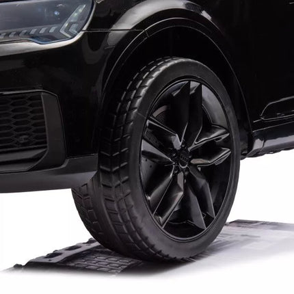 Juodas akumuliatorinis automobilis Audi Q7