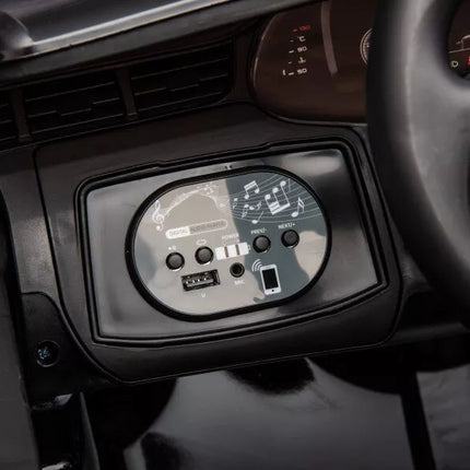 Juodas akumuliatorinis automobilis Audi Q7