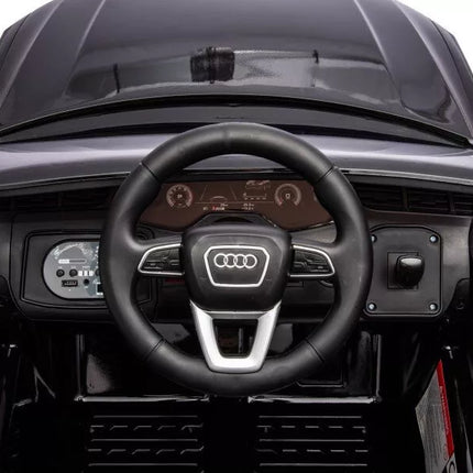 Juodas akumuliatorinis automobilis Audi Q7