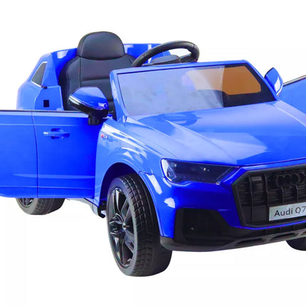 Mėlynos spalvos elektromobilis Audi Q7