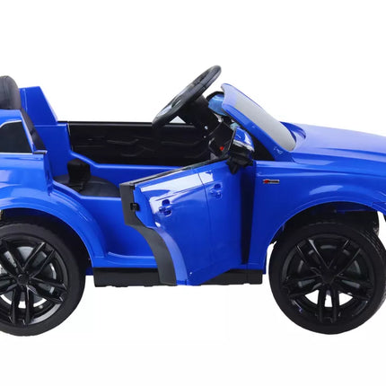 Mėlynos spalvos elektromobilis Audi Q7