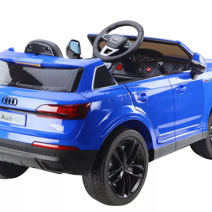 Mėlynos spalvos elektromobilis Audi Q7