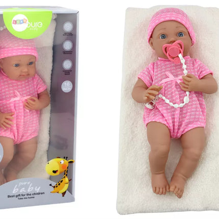 Lėlytė su rožiniais drabužėliais, kepure, čiulptuku ir antklode