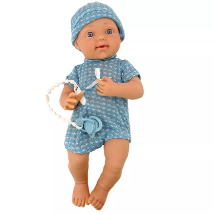 Lėlė su mėlynais drabužiais, kepure, čiulptuku ir antklode