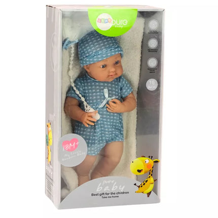 Lėlė su mėlynais drabužiais, kepure, čiulptuku ir antklode