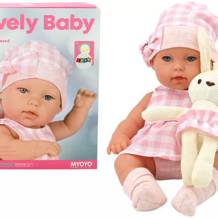 Lėlytė zuikučio nešyklėje su rožinės spalvos languotu kostiumėliu