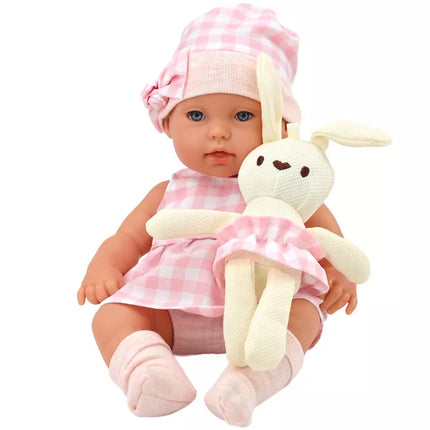 Lėlytė zuikučio nešyklėje su rožinės spalvos languotu kostiumėliu