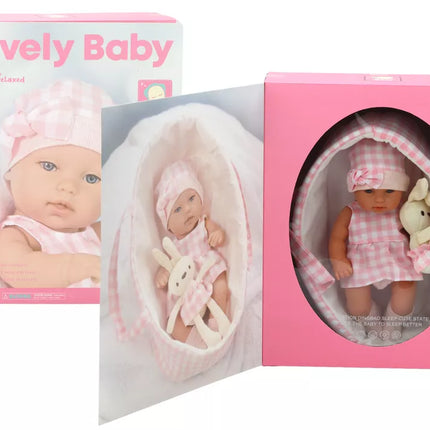 Lėlytė zuikučio nešyklėje su rožinės spalvos languotu kostiumėliu