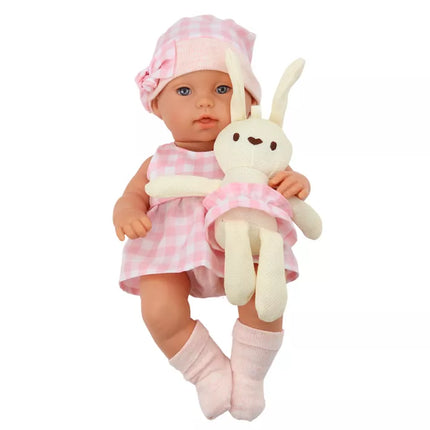 Lėlytė zuikučio nešyklėje su rožinės spalvos languotu kostiumėliu