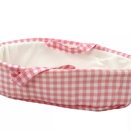 Lėlytė zuikučio nešyklėje su rožinės spalvos languotu kostiumėliu