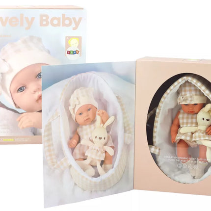 Lėlytė vežimėlyje, triušelis, languotu kostiumėliu, smėlio spalvos