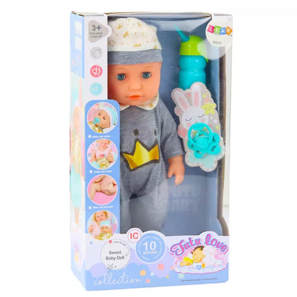 Lėlė pilkais pižamais su buteliuku ir čiulptuku, skleidžianti garsus (šlapinasi)