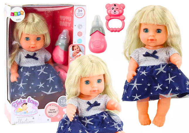 Lėlė su tamsiai mėlyna suknele, pisuaru, buteliuku, barškučio garsais