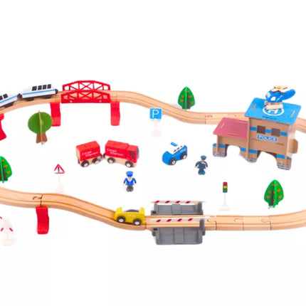 Medinis traukinio bėgių rinkinys su vagonais ir pastatais, 88 elementai