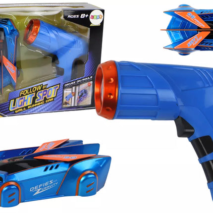 Sportinis automobilis, važiuojantis sienomis, lubomis, lazerinis mėlynas