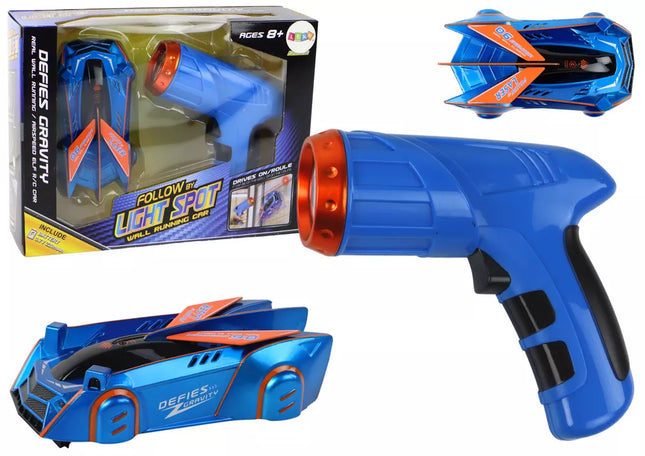 Sportinis automobilis, važiuojantis sienomis, lubomis, lazerinis mėlynas